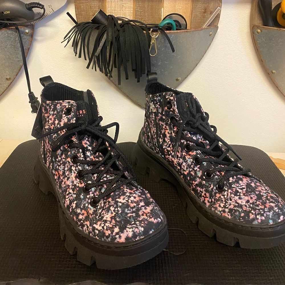Skechers Women's Roadies Surge-Lotsa Flowers comfort Sneaker